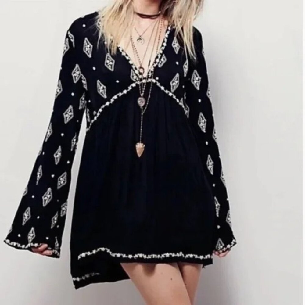 Free People Black and Cream Embroidered V-Neck Boho Tunic Mini Dress. Size XS.